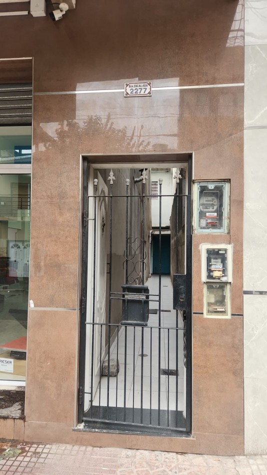 Vende PH MULTIFAMILIAR contrafrente con espacio aereo para edificar Villa Celina