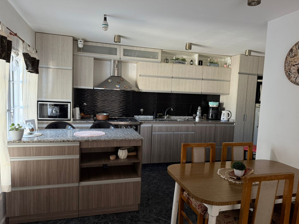 Vende PH MULTIFAMILIAR contrafrente con espacio aereo para edificar Villa Celina