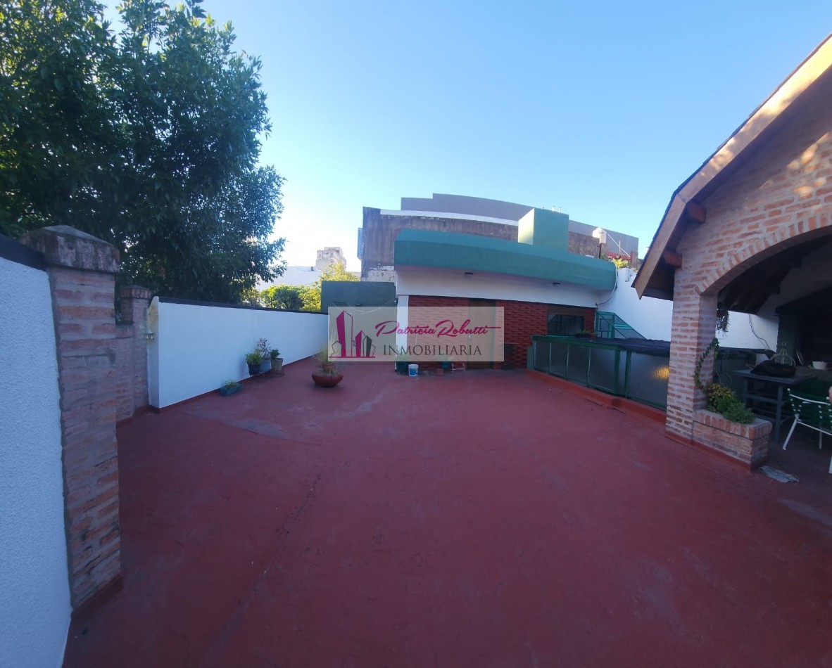 EN VENTA EXCELENTE CASA 5 AMBIENTES CON QUINCHO Y TERRAZA- FLORES NORTE- CABA.