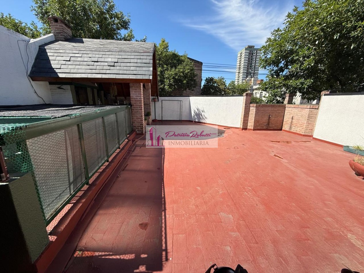 EN VENTA EXCELENTE CASA 5 AMBIENTES CON QUINCHO Y TERRAZA- FLORES NORTE- CABA.