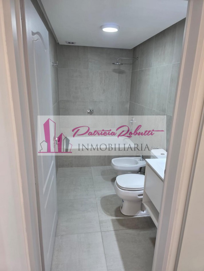 EN ALQUILER MONOAMBIENTE AL FRENTE CON BALCON EN VILLA LUGANO.