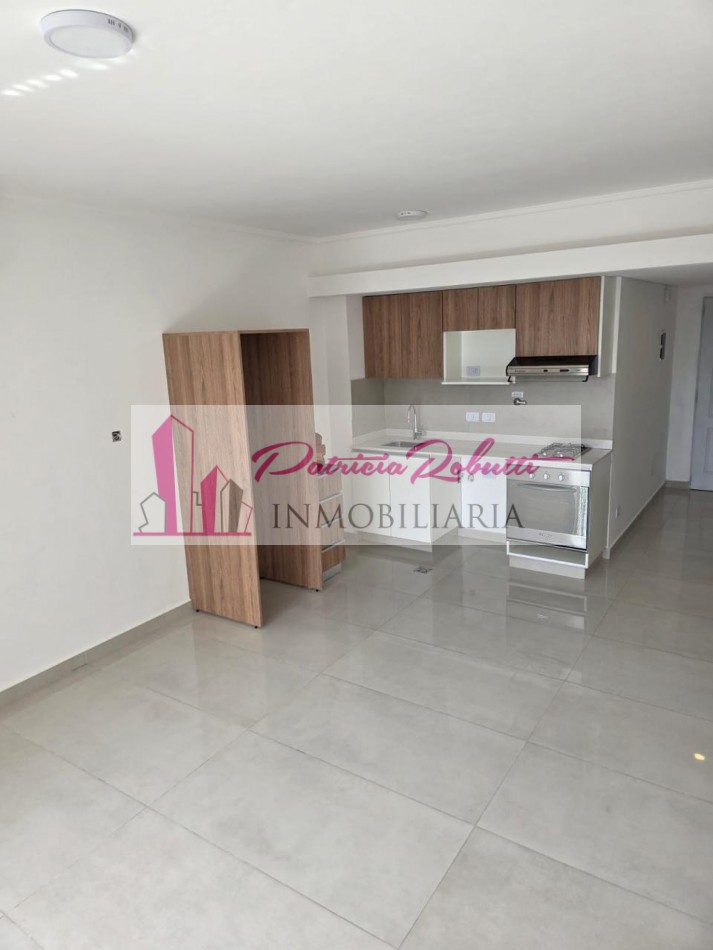 EN ALQUILER MONOAMBIENTE AL FRENTE CON BALCON EN VILLA LUGANO.