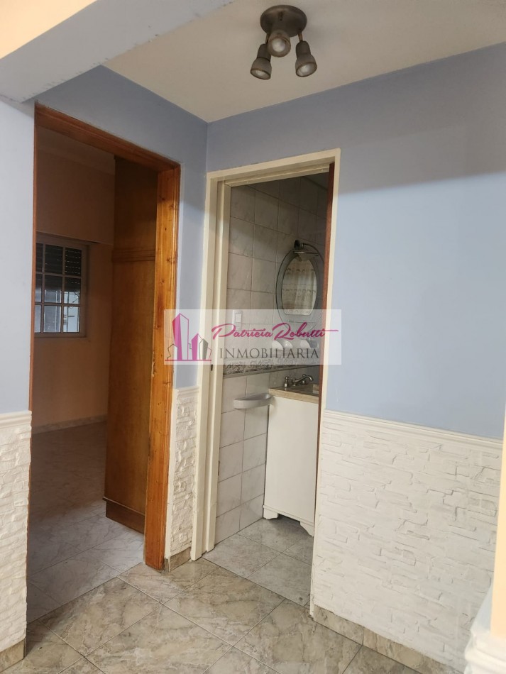 SE VENDE CASA 3 AMBIENTES CON GARAGE Y PARQUE TAPIALES  
