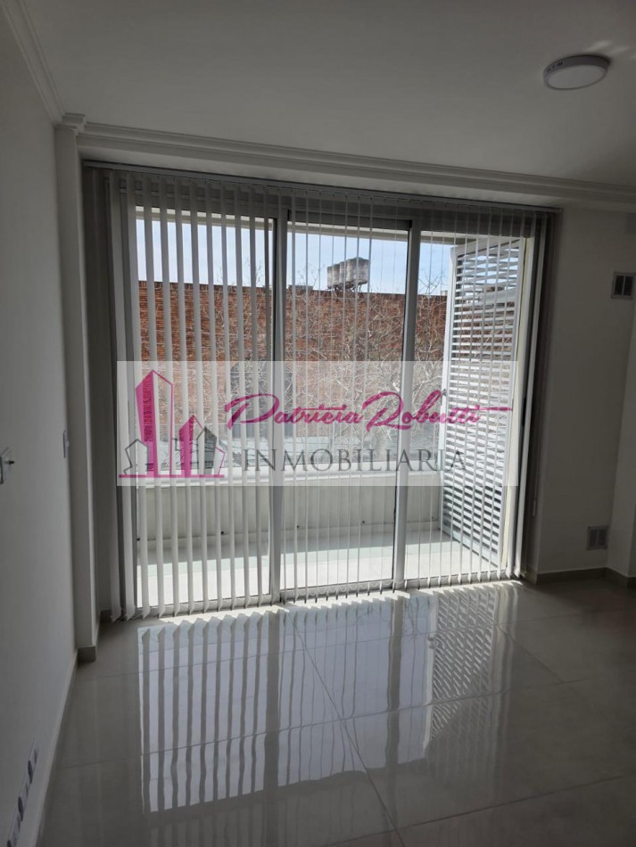 EN ALQUILER MONOAMBIENTE AL FRENTE CON BALCON EN VILLA LUGANO.