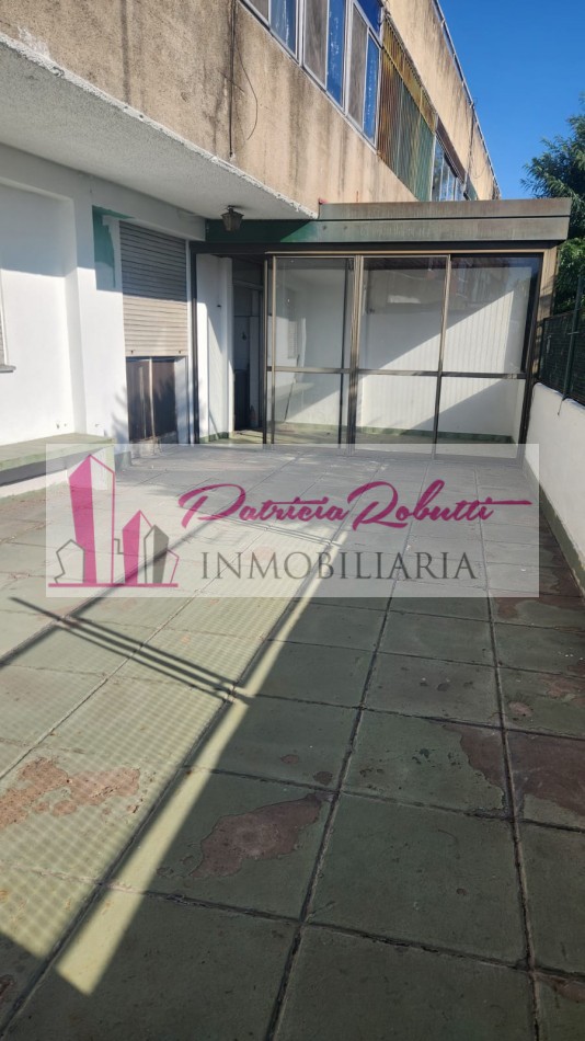 EN VENTA DEPARTAMENTO 3 AMBIENTES CON PATIO EN CENTRO COMERCIAL VILLA CELINA.