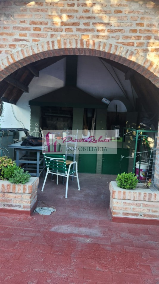 EN VENTA EXCELENTE CASA 5 AMBIENTES CON QUINCHO Y TERRAZA- FLORES NORTE- CABA.