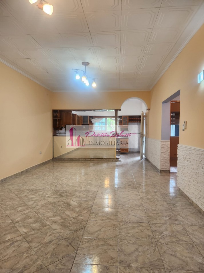 SE VENDE CASA 3 AMBIENTES CON GARAGE Y PARQUE TAPIALES  