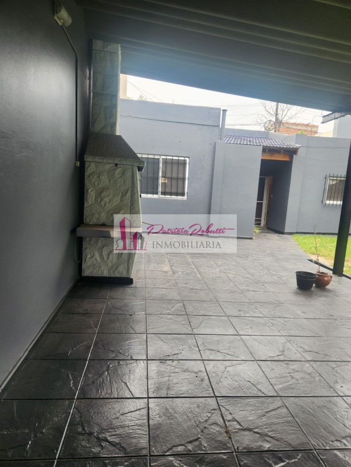 SE VENDE CASA 3 AMBIENTES CON GARAGE Y PARQUE TAPIALES  