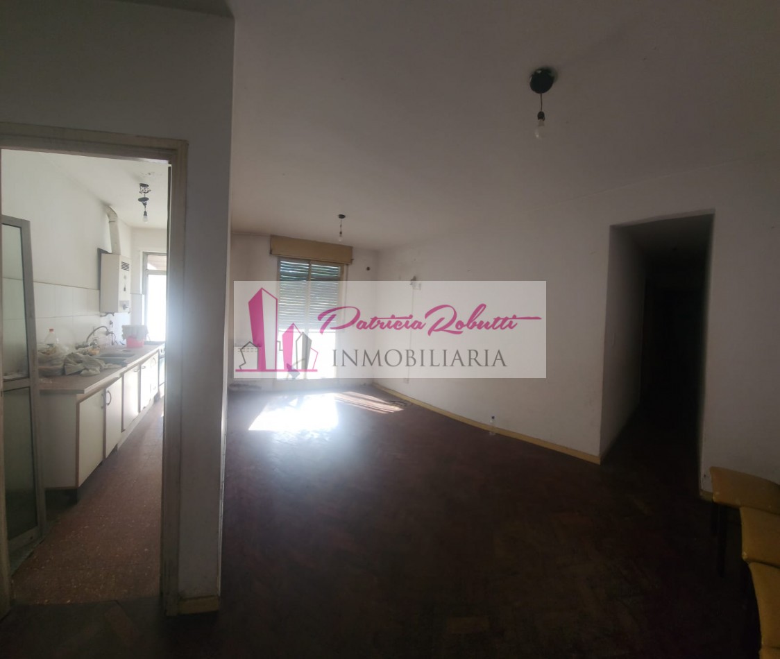 EN VENTA DEPARTAMENTO 3 AMBIENTES CON PATIO EN CENTRO COMERCIAL VILLA CELINA.