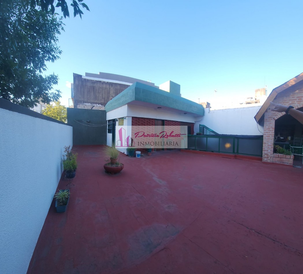 EN VENTA EXCELENTE CASA 5 AMBIENTES CON QUINCHO Y TERRAZA- FLORES NORTE- CABA.