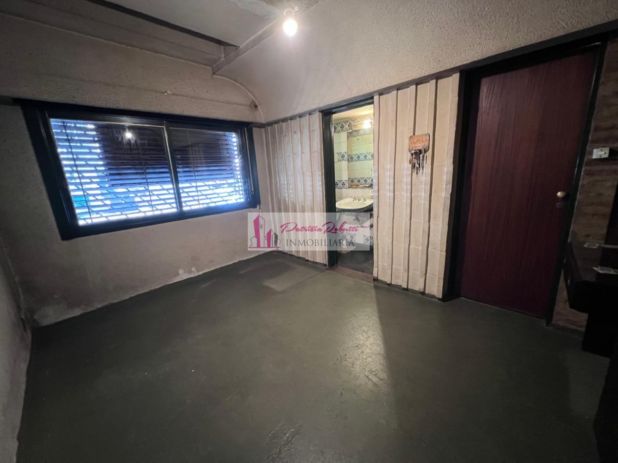 EN VENTA EXCELENTE CASA 5 AMBIENTES CON QUINCHO Y TERRAZA- FLORES NORTE- CABA.