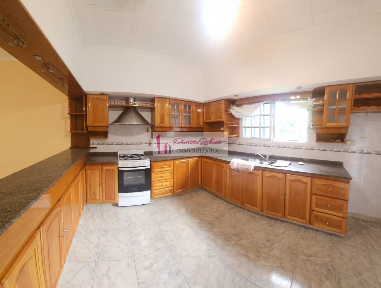 SE VENDE CASA 3 AMBIENTES CON GARAGE Y PARQUE TAPIALES  