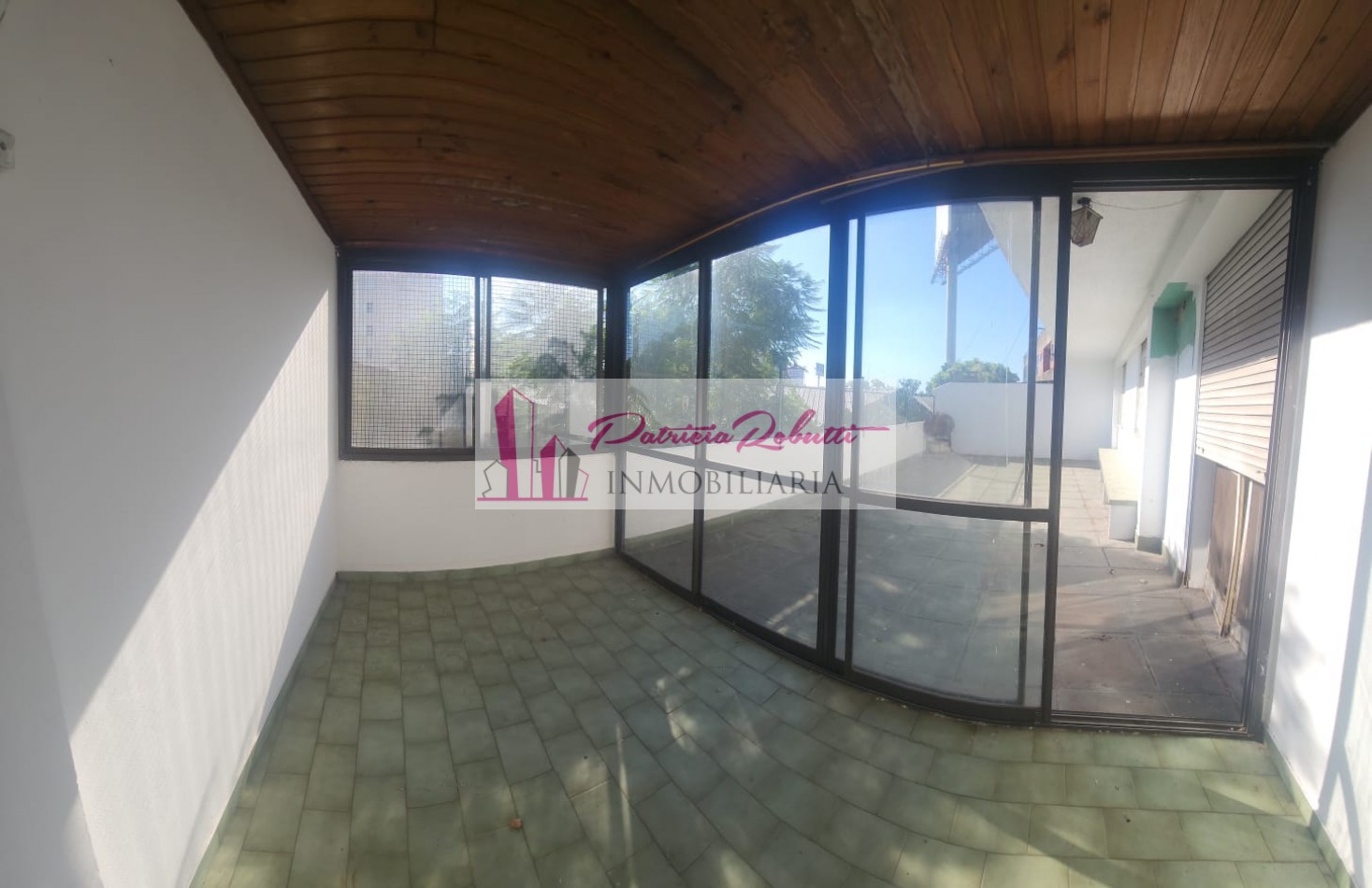 EN VENTA DEPARTAMENTO 3 AMBIENTES CON PATIO EN CENTRO COMERCIAL VILLA CELINA.