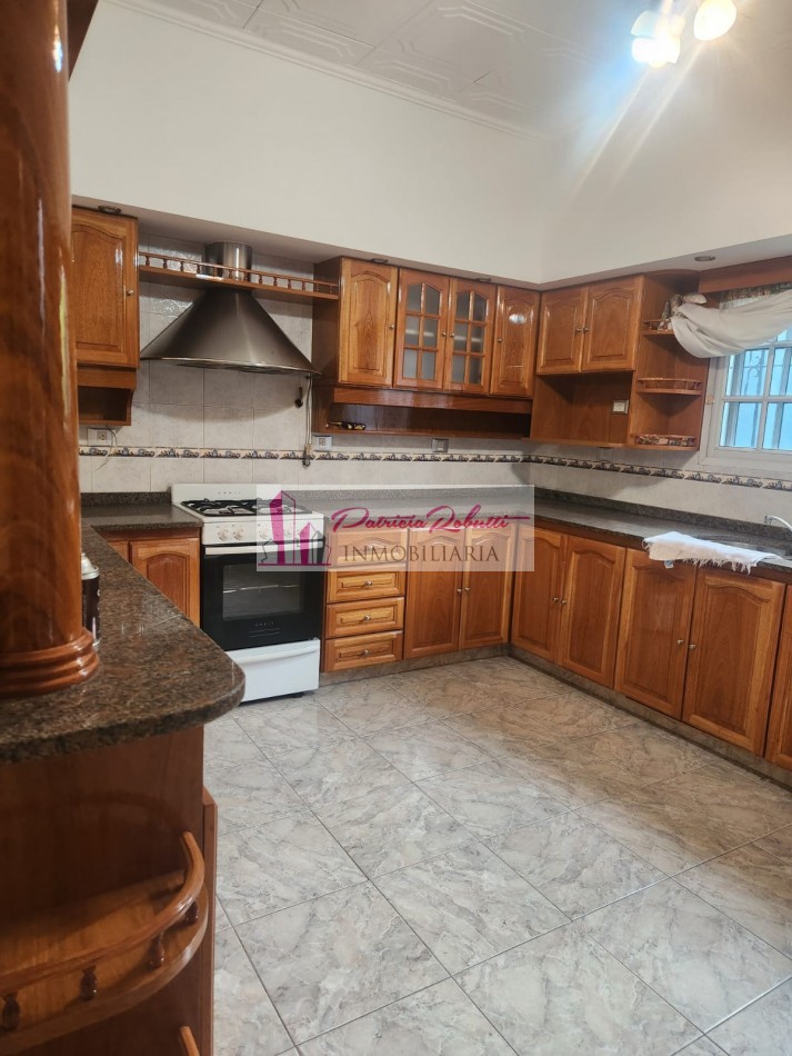 SE VENDE CASA 3 AMBIENTES CON GARAGE Y PARQUE TAPIALES  