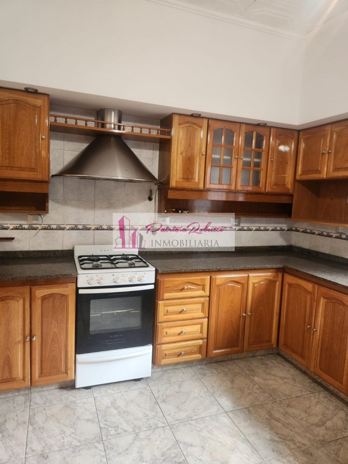 SE VENDE CASA 3 AMBIENTES CON GARAGE Y PARQUE TAPIALES  