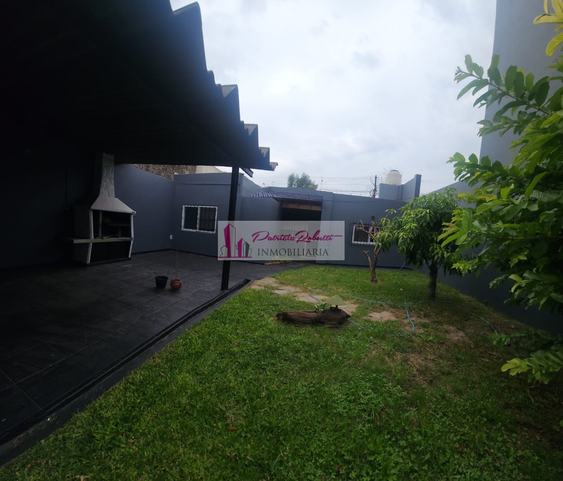 SE VENDE CASA 3 AMBIENTES CON GARAGE Y PARQUE TAPIALES  