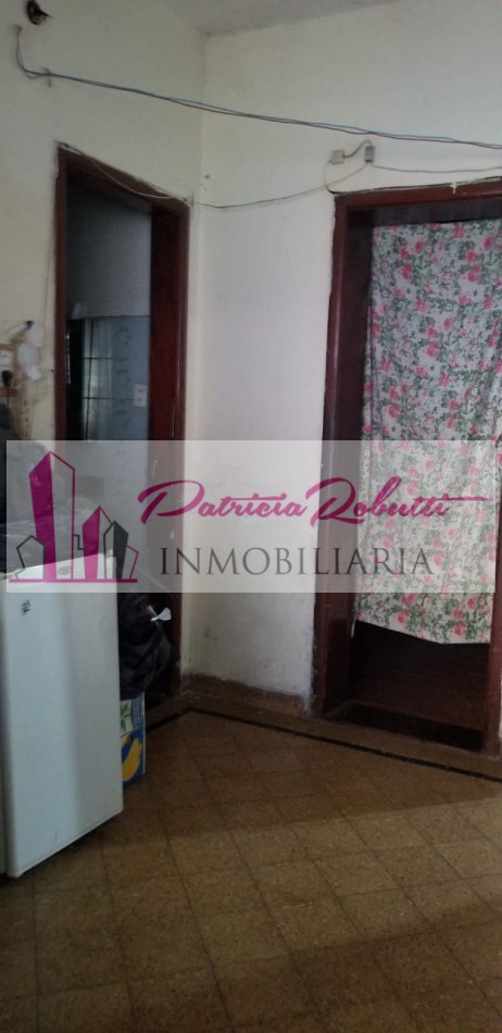 EN VENTA CASA 4 AMBIENTES EN VILLA LUGANO.