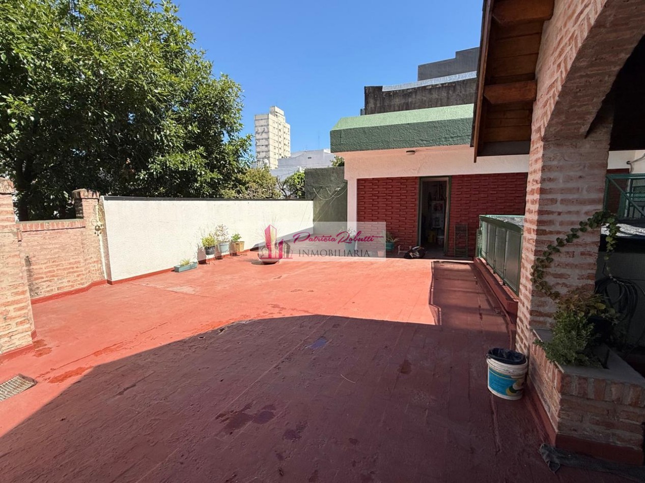EN VENTA EXCELENTE CASA 5 AMBIENTES CON QUINCHO Y TERRAZA- FLORES NORTE- CABA.