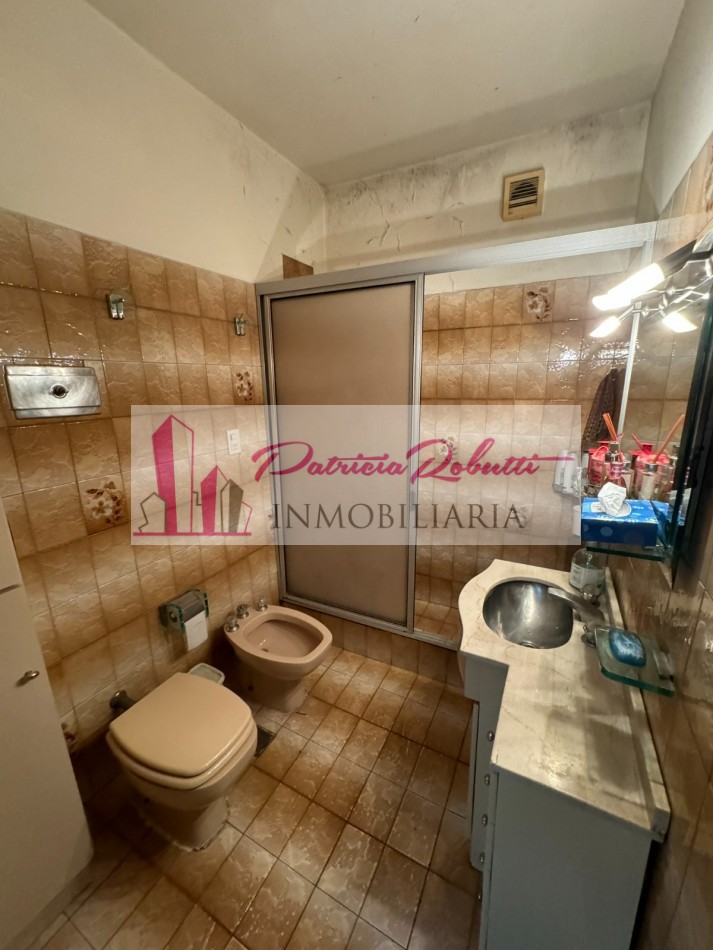EN VENTA CASA MULTIFAMILIAR 6 AMBIENTES DISTRIBUIDA EN 2 CASAS VILLA INSUPERABLE.