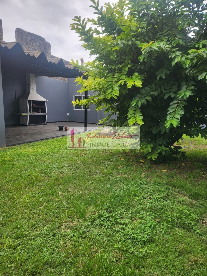 SE VENDE CASA 3 AMBIENTES CON GARAGE Y PARQUE TAPIALES  