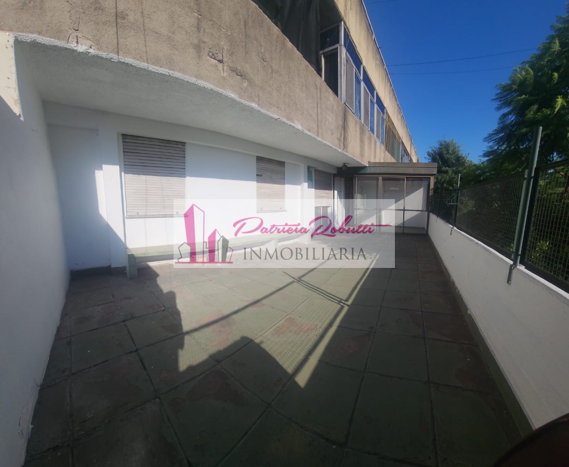 EN VENTA DEPARTAMENTO 3 AMBIENTES CON PATIO EN CENTRO COMERCIAL VILLA CELINA.
