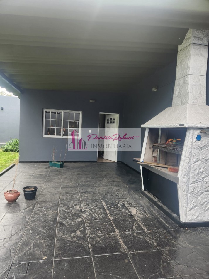 SE VENDE CASA 3 AMBIENTES CON GARAGE Y PARQUE TAPIALES  