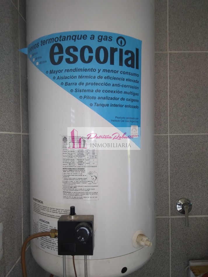 EN VENTA CASA 4 AMBIENTES CON LOTE LIBRE EN BRANDSEN