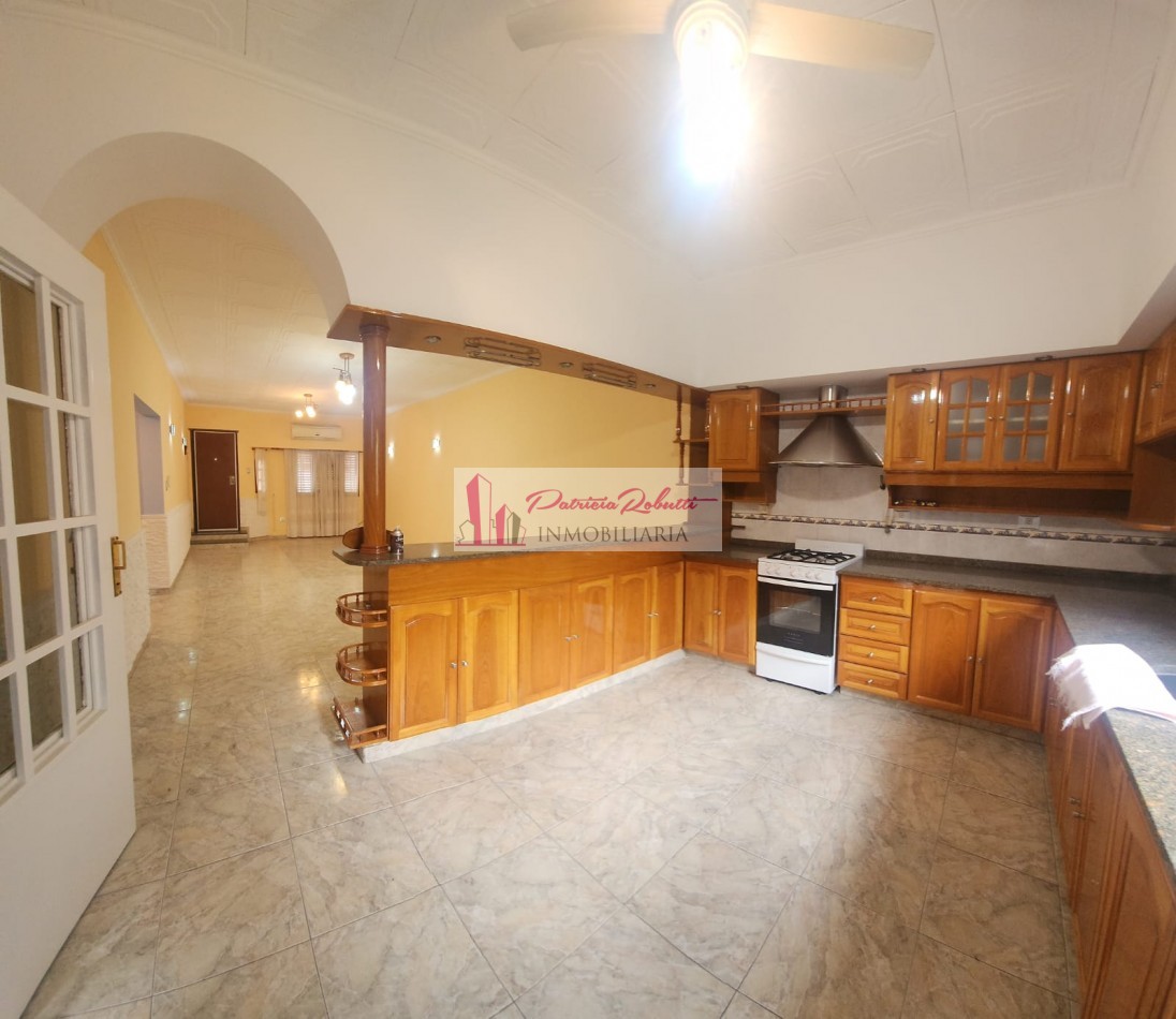 SE VENDE CASA 3 AMBIENTES CON GARAGE Y PARQUE TAPIALES  