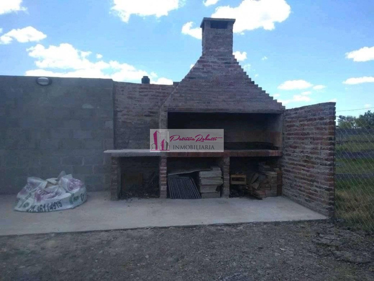 EN VENTA CASA 4 AMBIENTES CON LOTE LIBRE EN BRANDSEN