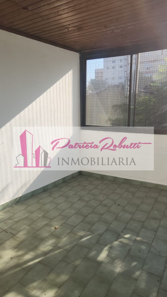 EN VENTA DEPARTAMENTO 3 AMBIENTES CON PATIO EN CENTRO COMERCIAL VILLA CELINA.