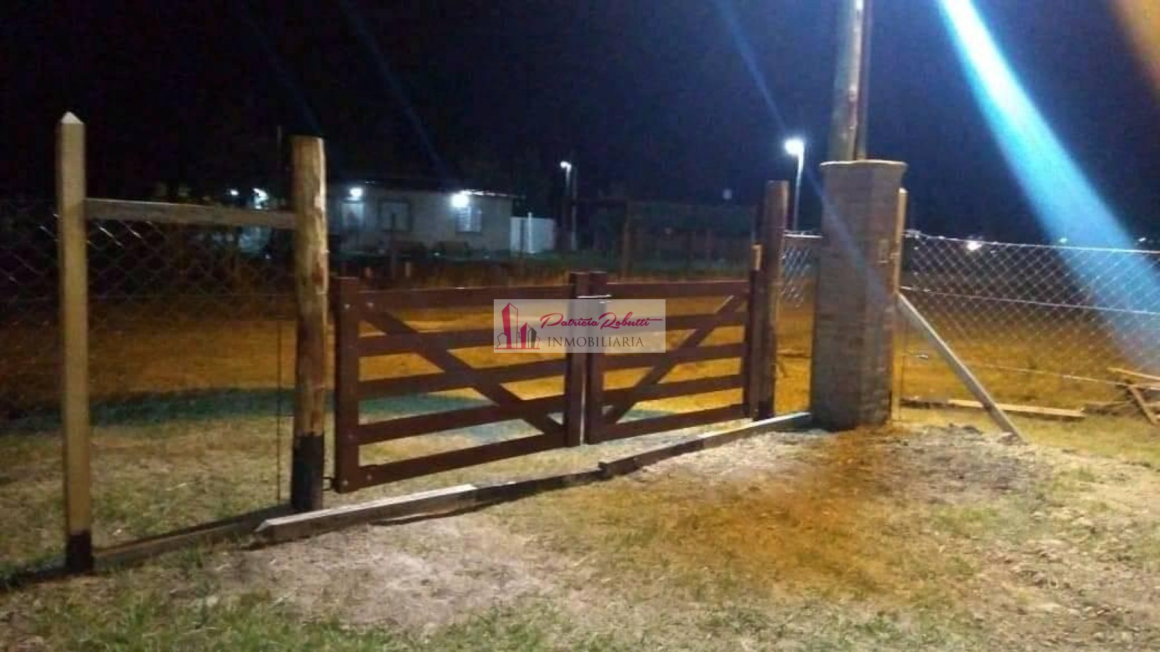EN VENTA CASA 4 AMBIENTES CON LOTE LIBRE EN BRANDSEN