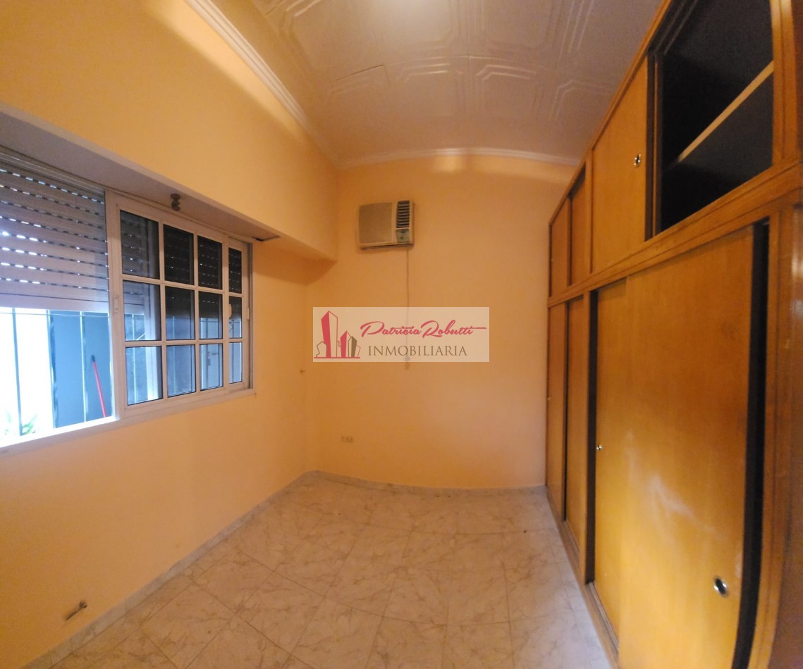 SE VENDE CASA 3 AMBIENTES CON GARAGE Y PARQUE TAPIALES  