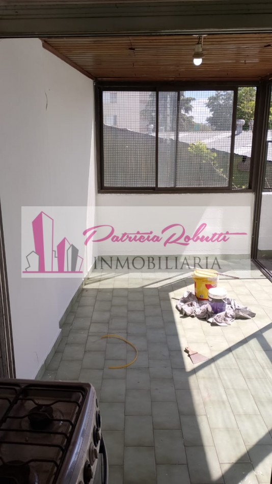 EN VENTA DEPARTAMENTO 3 AMBIENTES CON PATIO EN CENTRO COMERCIAL VILLA CELINA.