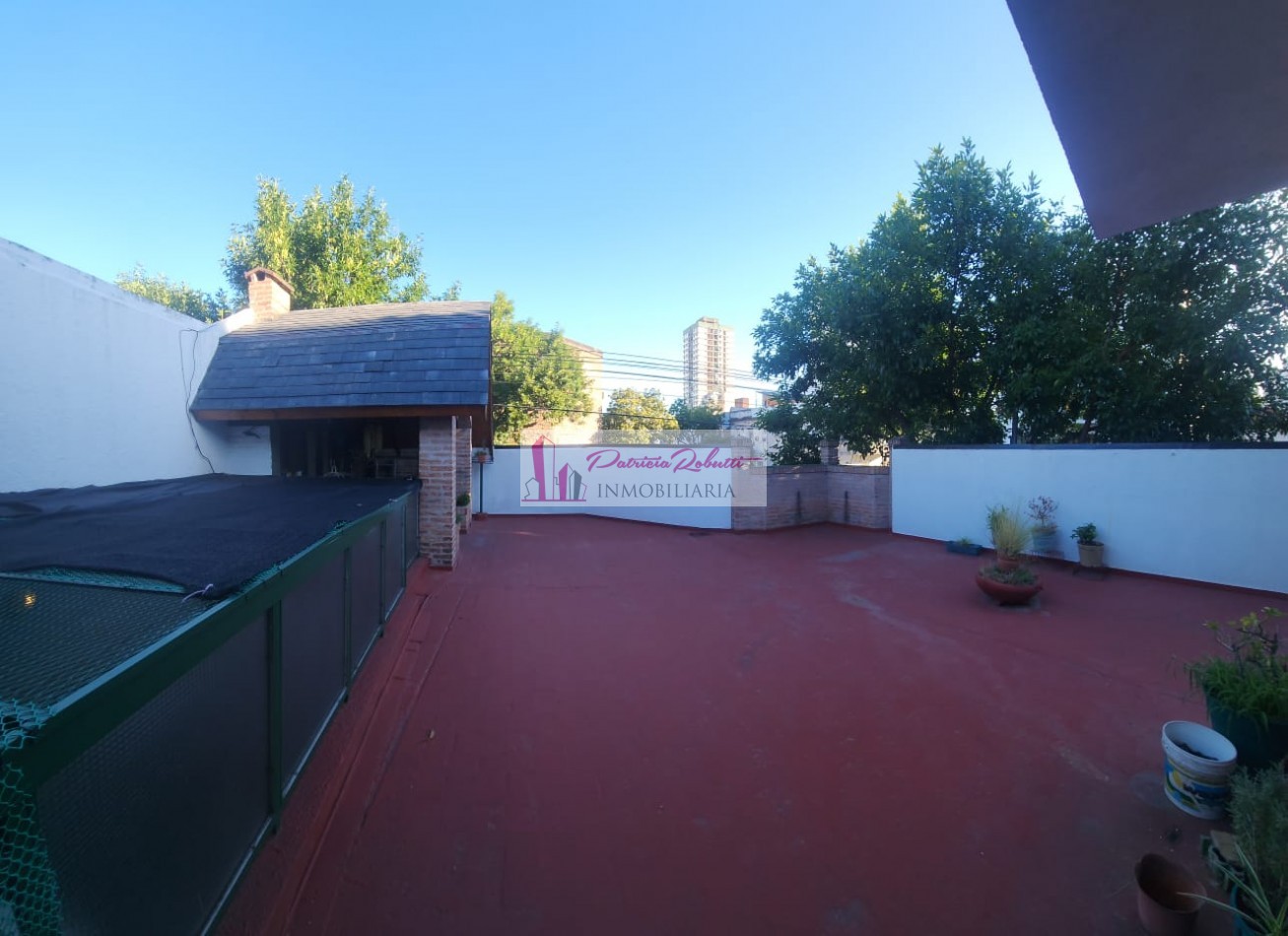 EN VENTA EXCELENTE CASA 5 AMBIENTES CON QUINCHO Y TERRAZA- FLORES NORTE- CABA.