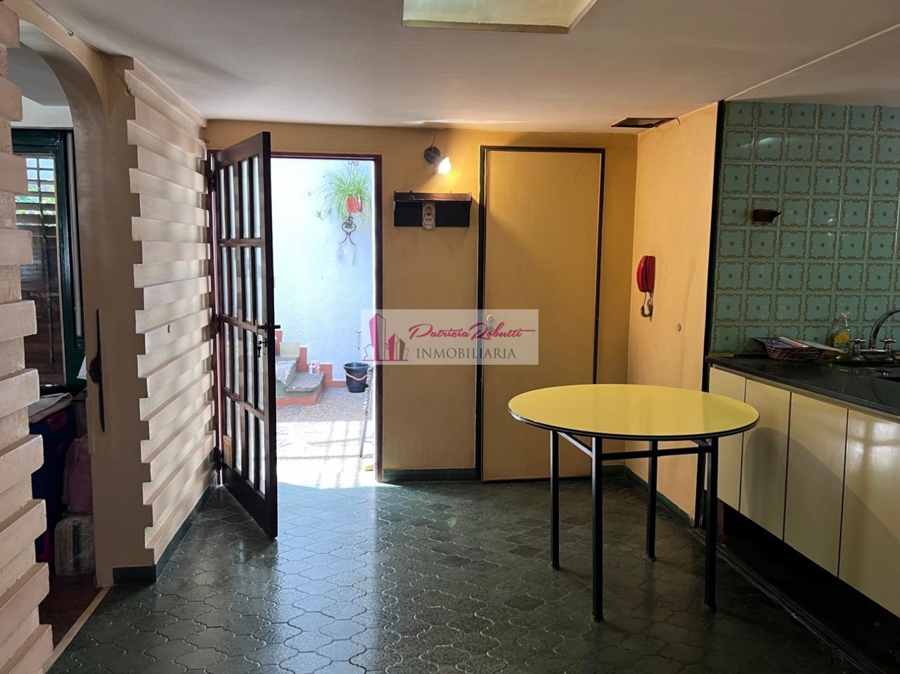 EN VENTA EXCELENTE CASA 5 AMBIENTES CON QUINCHO Y TERRAZA- FLORES NORTE- CABA.