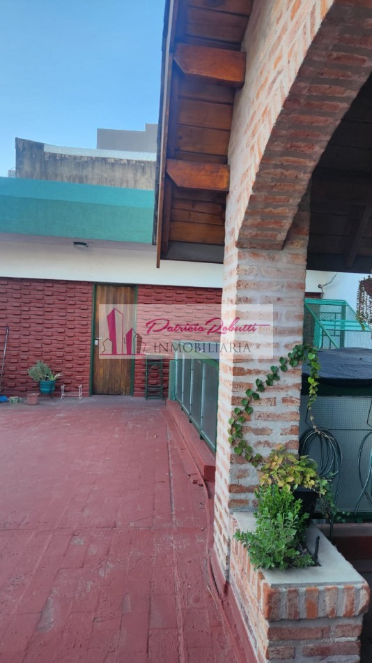 EN VENTA EXCELENTE CASA 5 AMBIENTES CON QUINCHO Y TERRAZA- FLORES NORTE- CABA.