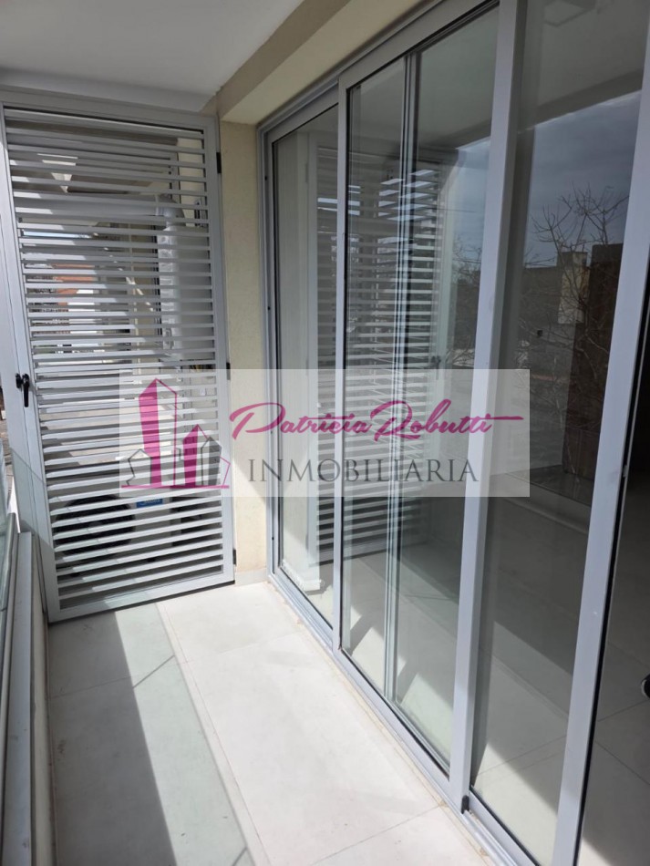 EN ALQUILER MONOAMBIENTE AL FRENTE CON BALCON EN VILLA LUGANO.