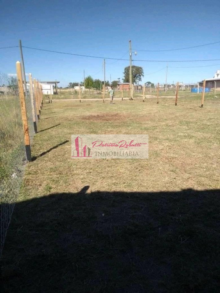 EN VENTA CASA 4 AMBIENTES CON LOTE LIBRE EN BRANDSEN