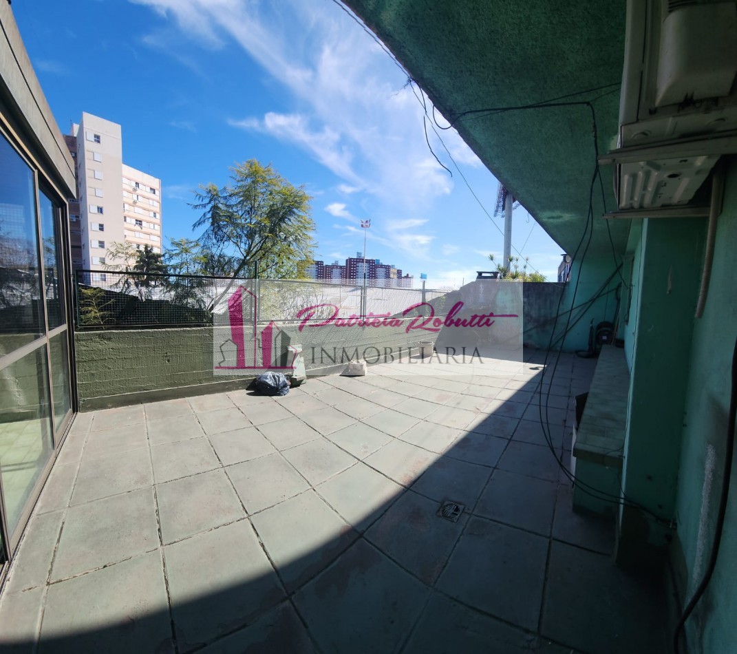 EN VENTA DEPARTAMENTO 3 AMBIENTES CON PATIO EN CENTRO COMERCIAL VILLA CELINA.