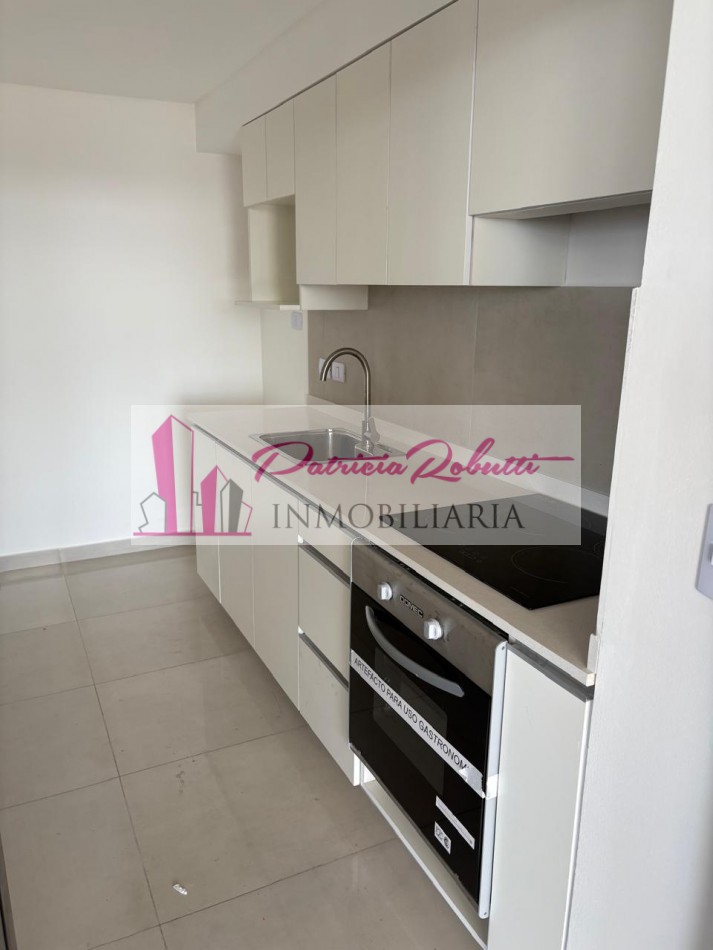 EN ALQUILER MONOAMBIENTE AL FRENTE CON BALCON EN VILLA LUGANO.