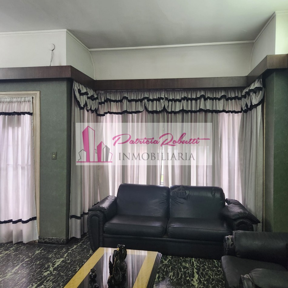 EN VENTA CASA 5 AMBIENTES CON GARAGE Y PARQUE EN VILLA LUGANO- LOTE 8.66 X 31 OPORTUNIDAD!!