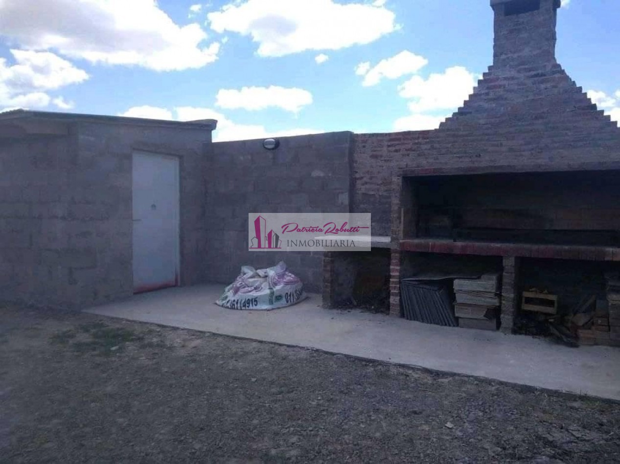 EN VENTA CASA 4 AMBIENTES CON LOTE LIBRE EN BRANDSEN