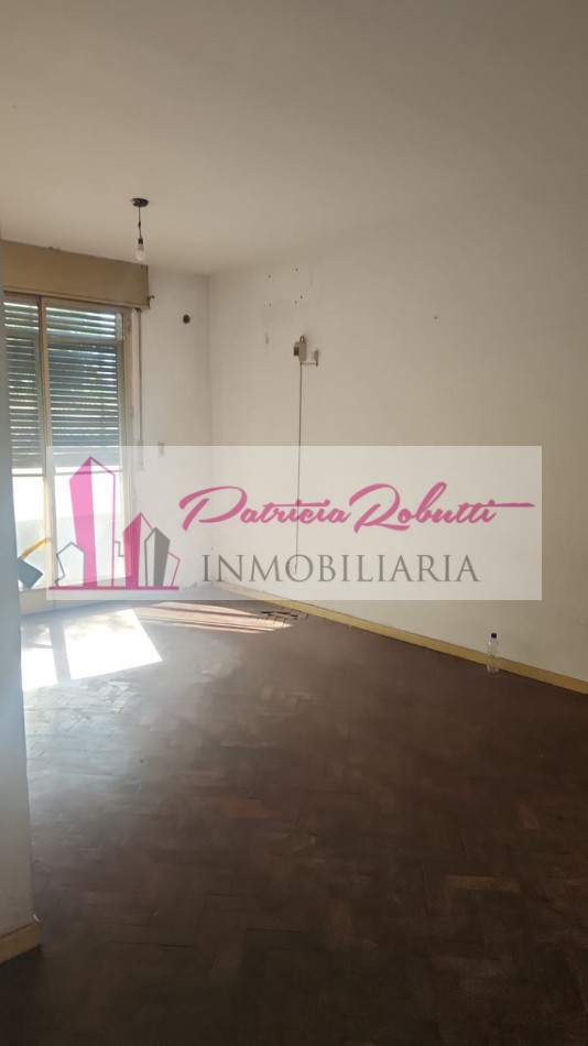 EN VENTA DEPARTAMENTO 3 AMBIENTES CON PATIO EN CENTRO COMERCIAL VILLA CELINA.