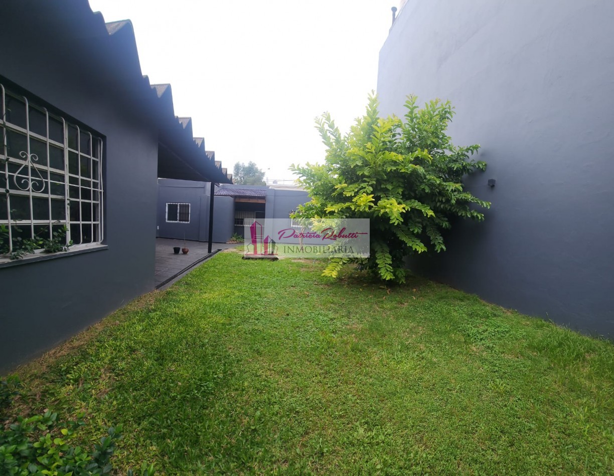 SE VENDE CASA 3 AMBIENTES CON GARAGE Y PARQUE TAPIALES  
