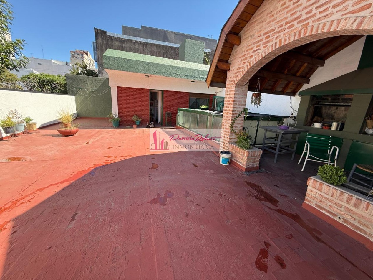 EN VENTA EXCELENTE CASA 5 AMBIENTES CON QUINCHO Y TERRAZA- FLORES NORTE- CABA.