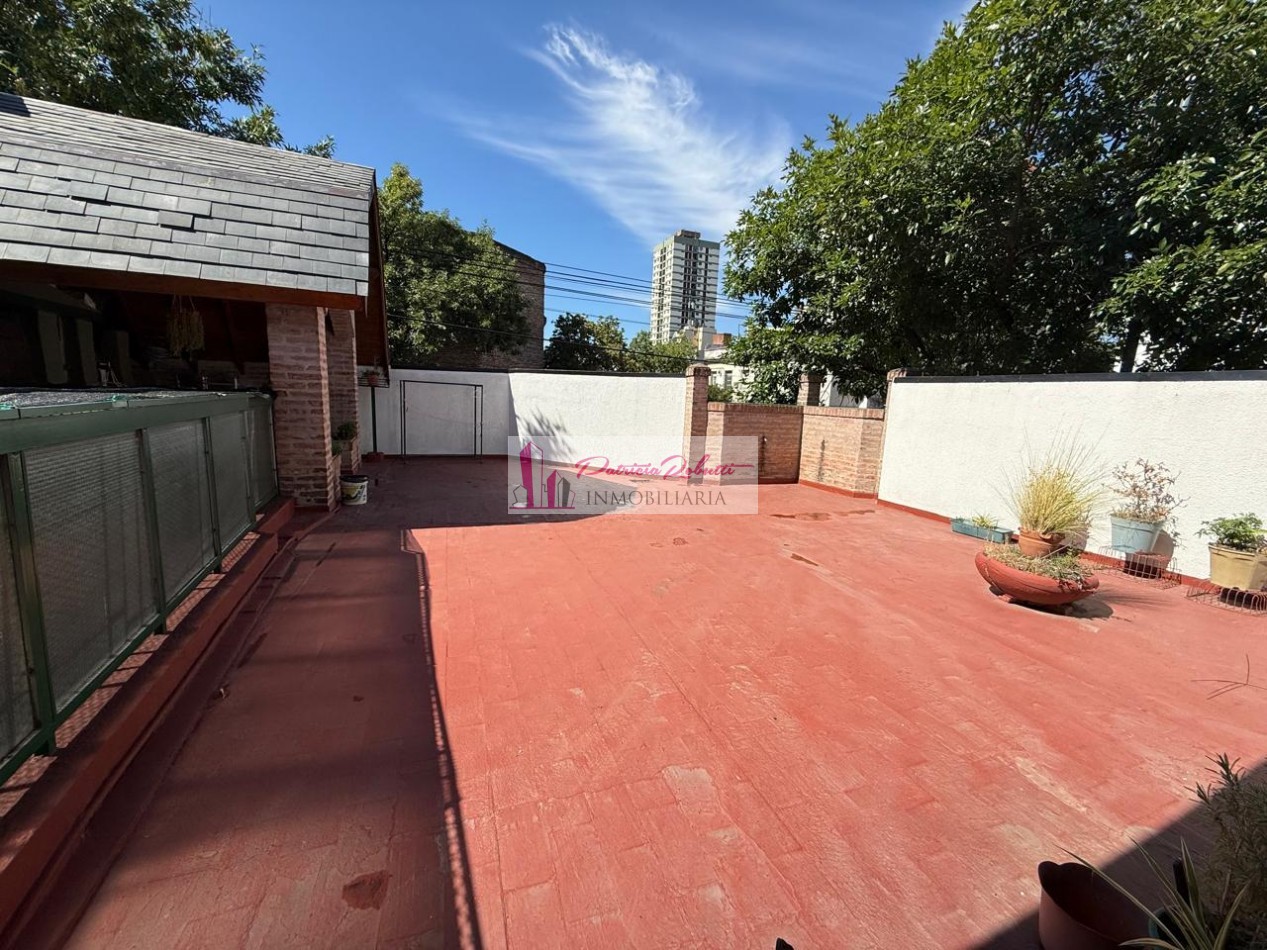 EN VENTA EXCELENTE CASA 5 AMBIENTES CON QUINCHO Y TERRAZA- FLORES NORTE- CABA.