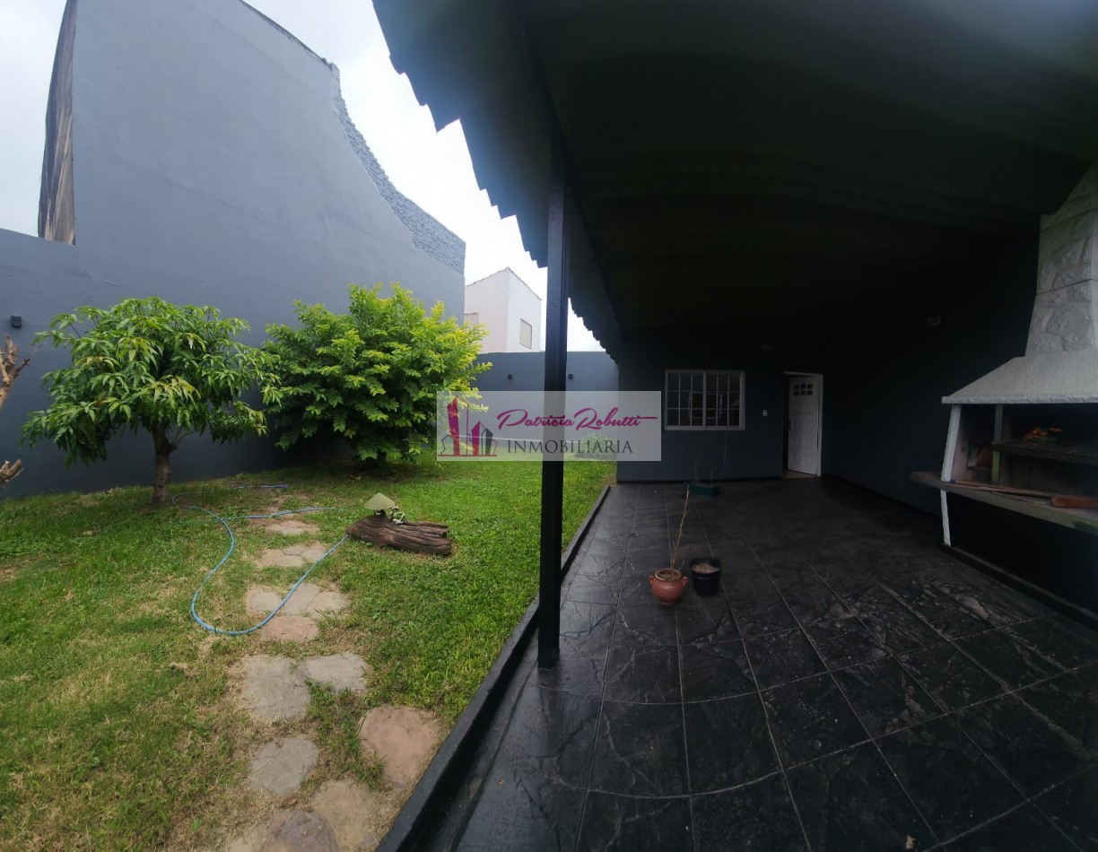 SE VENDE CASA 3 AMBIENTES CON GARAGE Y PARQUE TAPIALES  