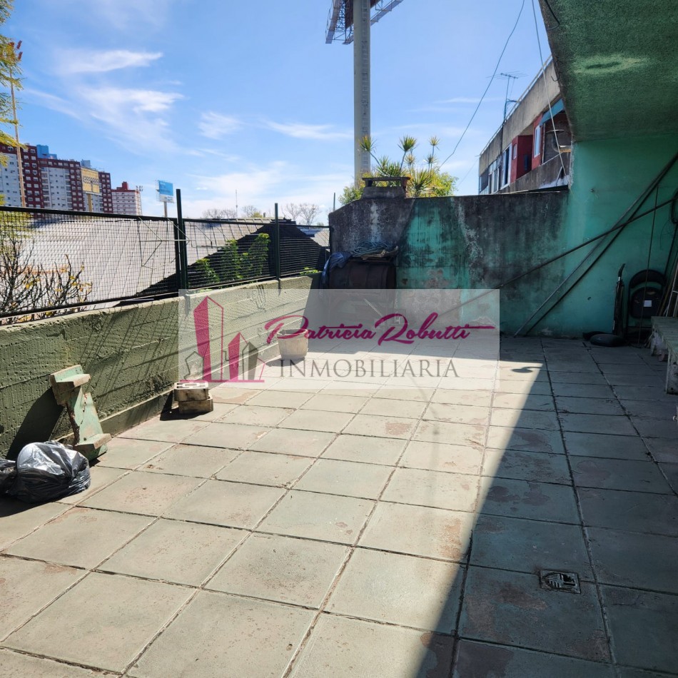 EN VENTA DEPARTAMENTO 3 AMBIENTES CON PATIO EN CENTRO COMERCIAL VILLA CELINA.