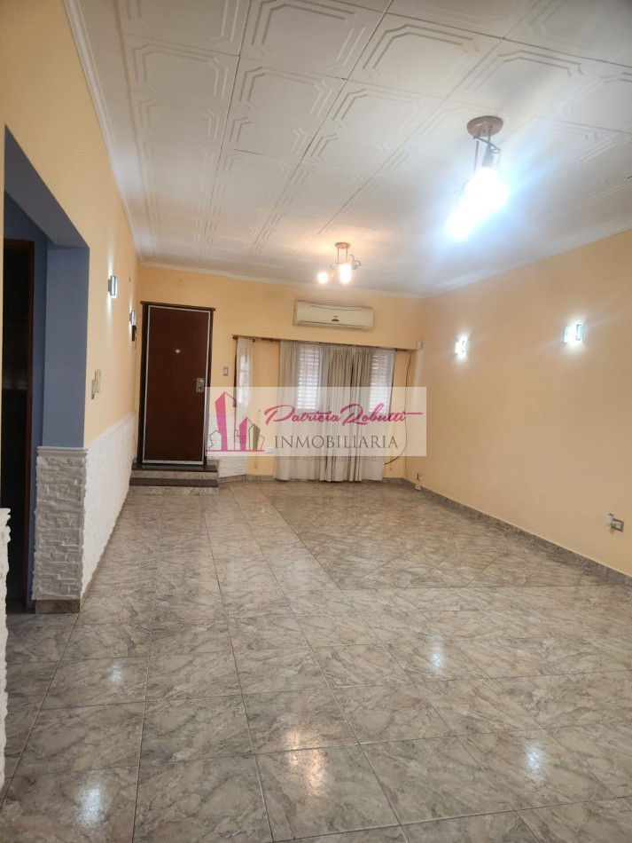 SE VENDE CASA 3 AMBIENTES CON GARAGE Y PARQUE TAPIALES  