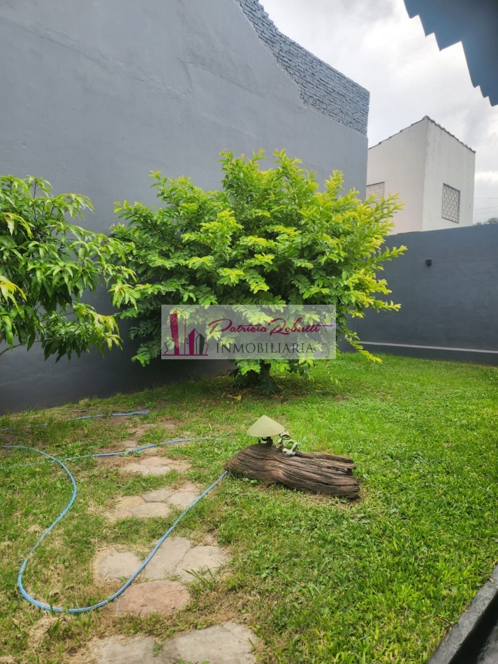 SE VENDE CASA 3 AMBIENTES CON GARAGE Y PARQUE TAPIALES  